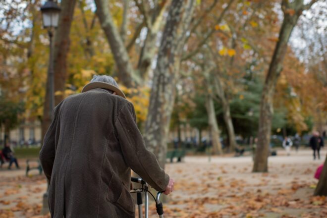 Illustration. Une vieille personne dans un parc.