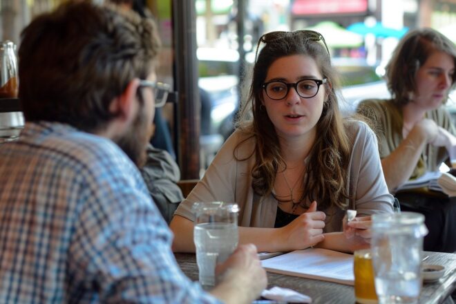 Image d'illustration. Deux personnes discutent dans un café