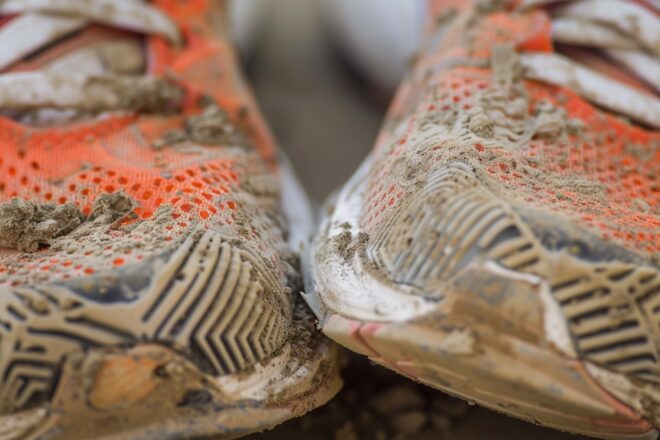 Image d'illustration. Des chaussures de sport en fin de vie.