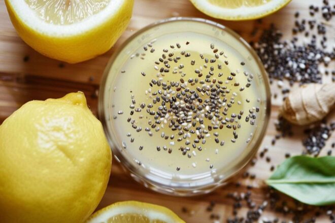 Image d'illustration. Uun verre rempli d eau, de jus de citron et de graines de chia