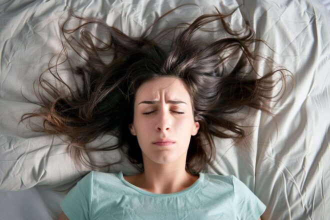 Femme frustrée réveillée dans son lit