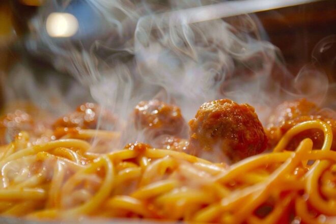 Image d'illustration. Spaghettis fumants et boulettes de viande tendres