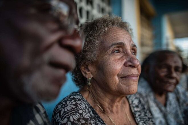 Aînés partageant sagesse au brésil sur vie saine