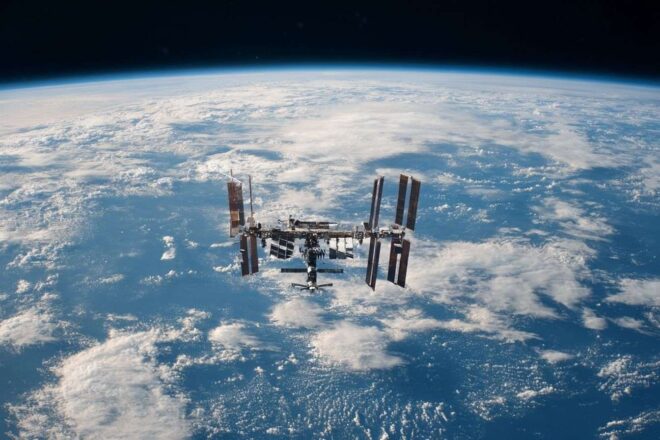 Prise de vue large de la station spatiale internationale