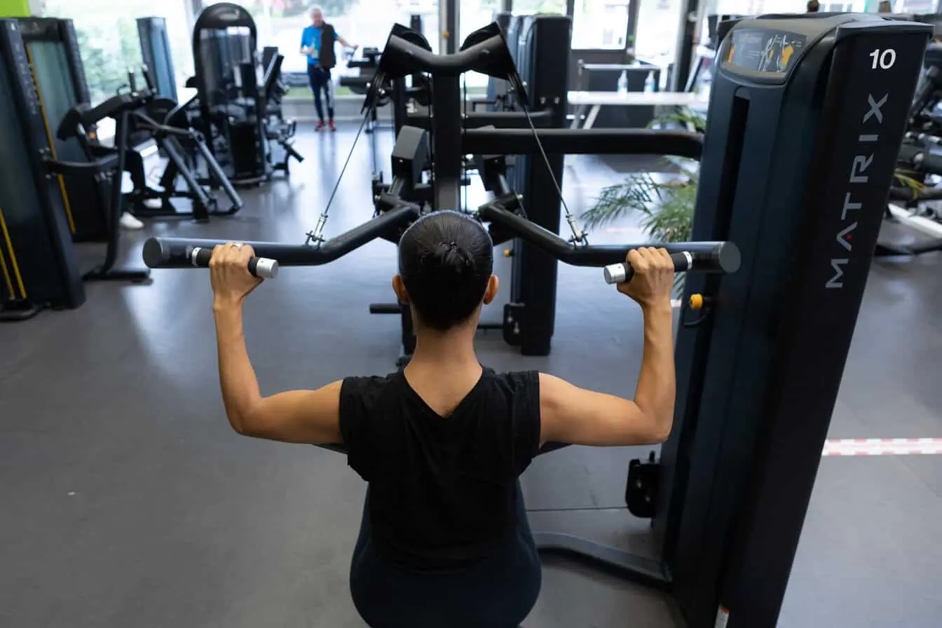 Femme musculation salle de sport