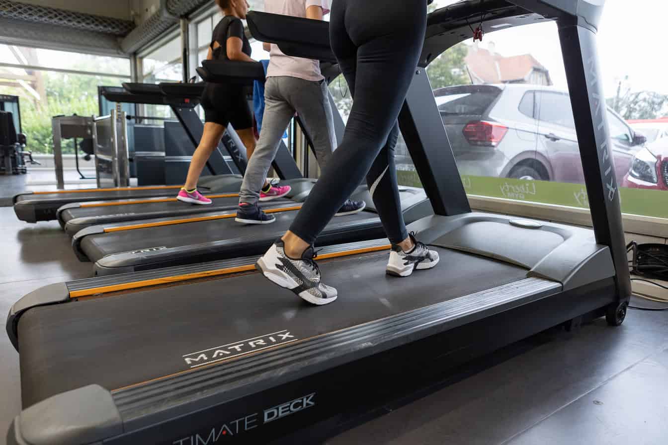 Image d'illustration. Personnes faisant du tapis de course dans une salle de sport