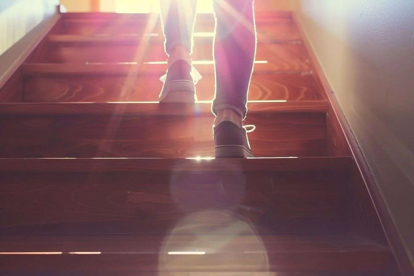 Ascension d un escalier en lumière