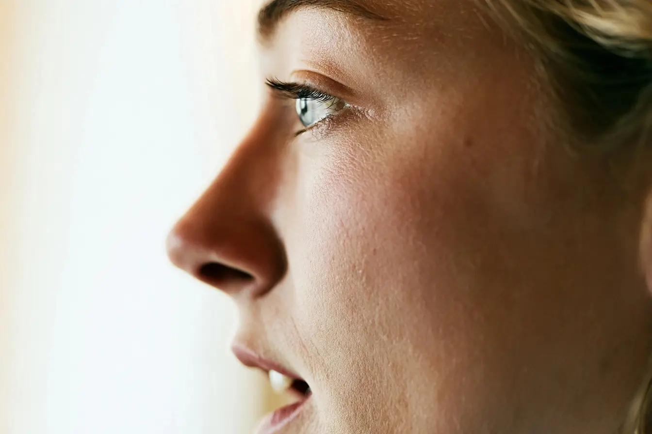 Personne parlant avec yeux au centre
